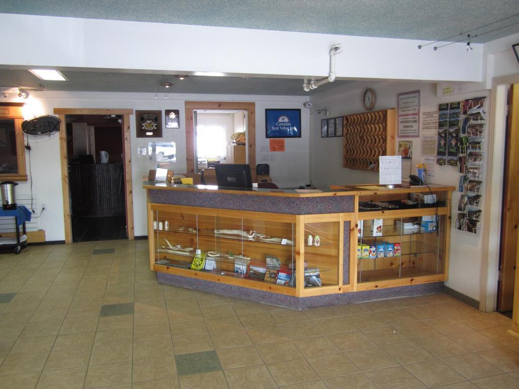 Canadas Best Value Inn- Riverview Hotel Whitehorse Bagian luar foto