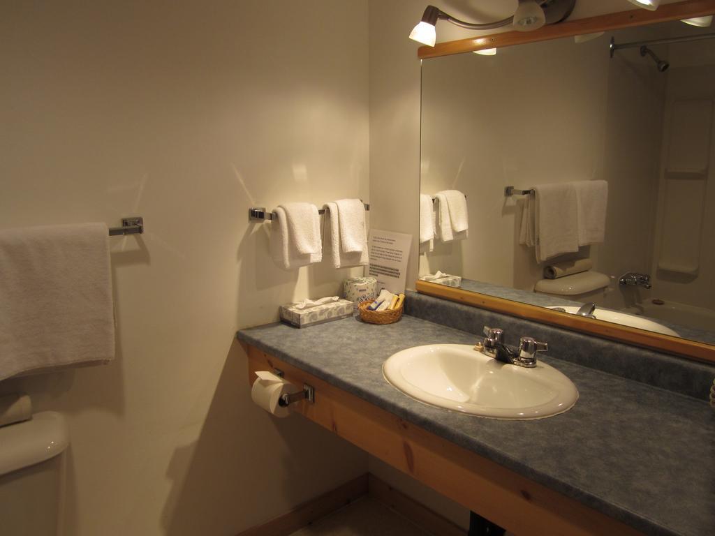 Canadas Best Value Inn- Riverview Hotel Whitehorse Bagian luar foto