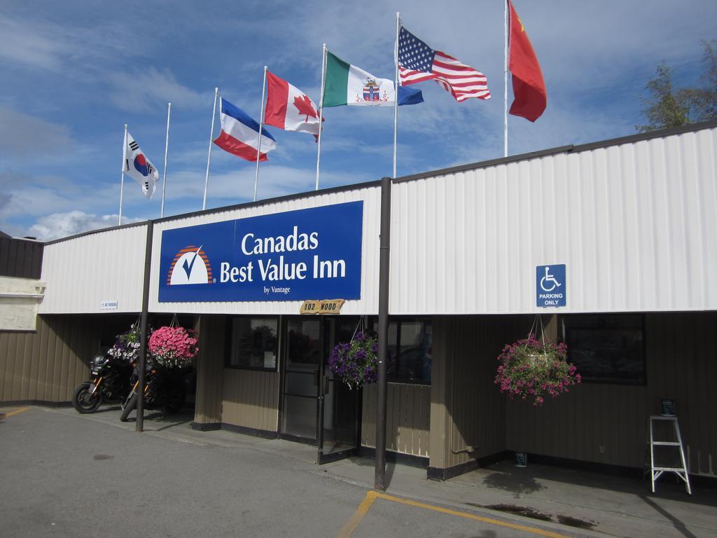 Canadas Best Value Inn- Riverview Hotel Whitehorse Bagian luar foto