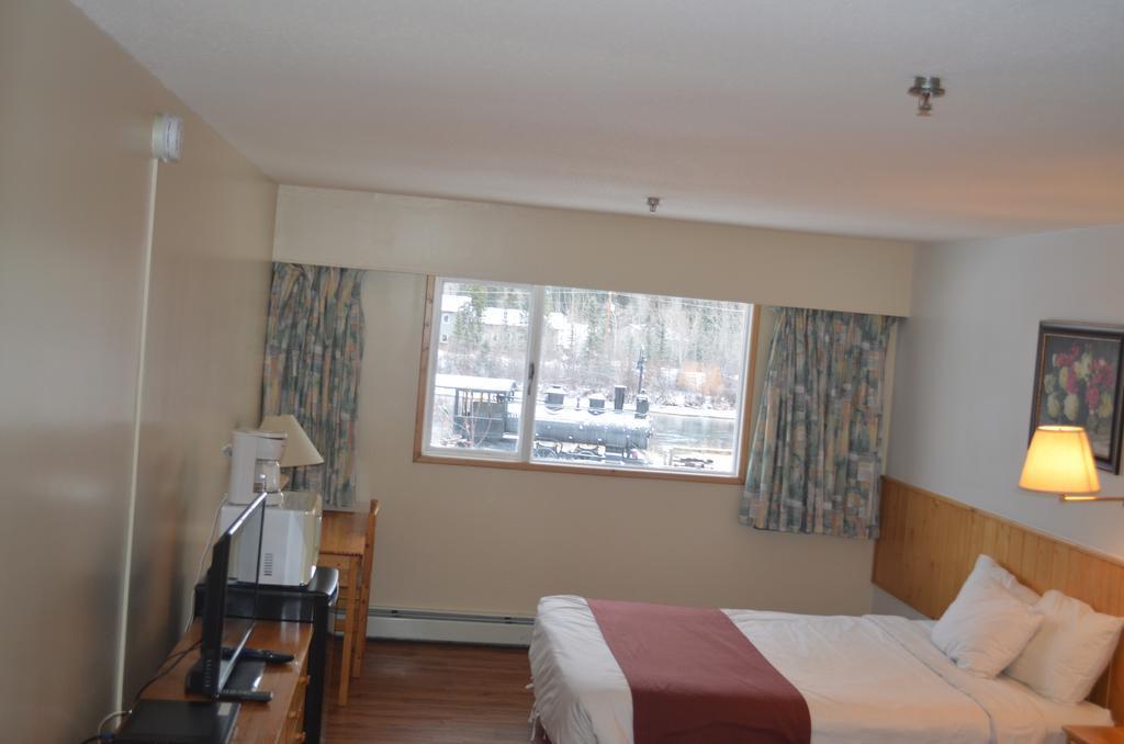 Canadas Best Value Inn- Riverview Hotel Whitehorse Bagian luar foto