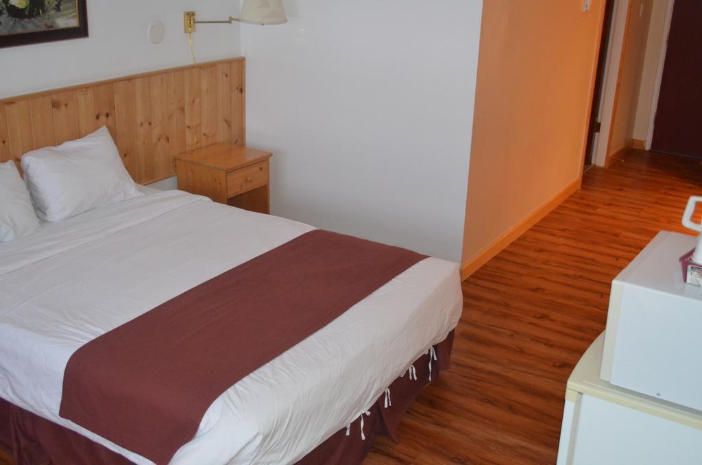 Canadas Best Value Inn- Riverview Hotel Whitehorse Bagian luar foto